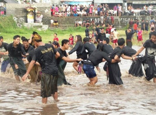 Ratusan Warga Gelar Tradisi Turun Temurun Megoak-goakan