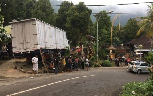 Rem Blong, Truk Tronton Tabrak Warung di Gitgit