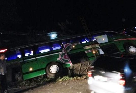 Bus Pengangkut Study Tour Masuk Parit di Jalan Curam Gitgit