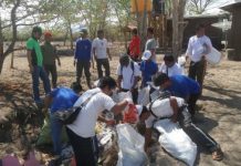 Orhiba dan Masyarakat Gerokgak Bersihkan Sampah Plastik Kawasan TNBB