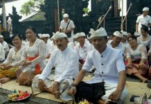 Polres Karangasem Gelar Sembahyang Mohon Keselamatan dari Bahaya Erupsi Gunung Agung