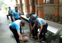 Personil Polres Badung Lakukan Kebersihan Lingkungan di Posko