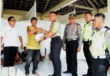 Peduli, Kapolres Badung Serahkan Bantuan Bagi Para Pengungsi