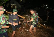 Anggota Yonif Raider 900/SBW Bantu Evakuasi Korban Banjir Bandang