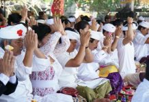 Cawagub Sudikerta Ikuti “Penglukatan Agung” di Klungkung