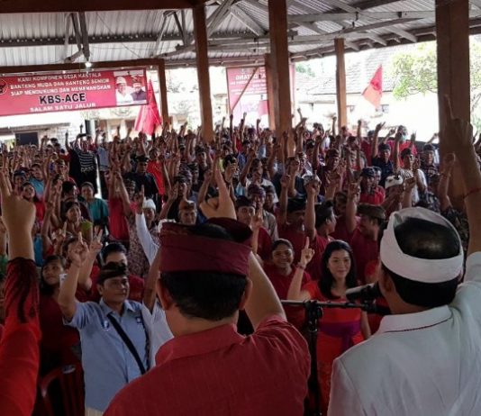 Di Ujung Timur Pulau Bali, Wayan Koster Disambut Tumpah Ruah Warga
