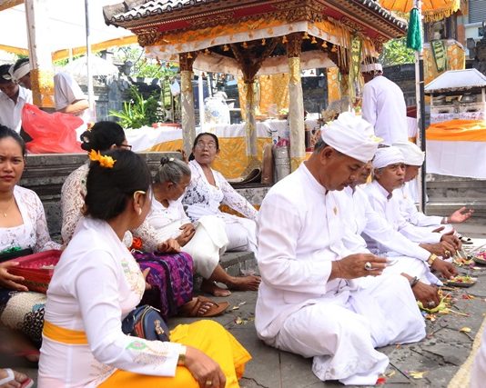 Wabup Kasta Melaksanakan Persembahyangan di Pura Melanting Pasar Klungkung