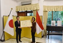 Konsul-Jenderal Jepang Serahkan Bintang Tanda Jasa kepada Ni Ketut Diah Winastri
