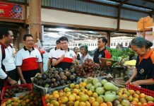 Bupati Klungkung Pantau Petugas Pemungutan E-Retrebusi di Pasar Umum Galiran