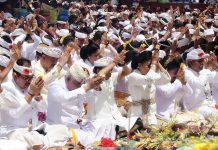 Gubernur dan Wagub Bali Turut ‘Ngayah’ di Puncak Karya Panca Wali Krama di Pura Besakih