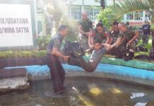 Ceburin ke Kolam, Tradisi Unik Kenaikan Pangkat