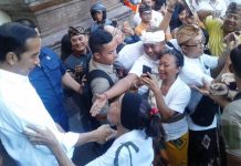 Kunjungi Pasar Badung, Jokowi Pastikan Aktifitas Ekonomi di Pasar dan Belanja Buah-Buahan