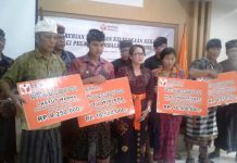 Isak Tangis Warnai Penyerahan Santunan bagi Pahlawan Demokrasi di Kantor Bawaslu Bali