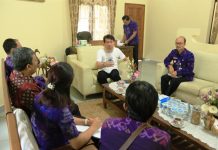 Meski Dalam Masa Pemulihan, Bupati KLungkung Tetap Memberikan Perhatian Kepada Kakak Adik yang Alami Perut Bengkak