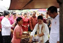 Jokowi Disambut Ibu-Ibu Pedagang Pasar Sukawati dengan Foto Selfie