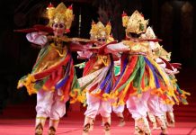 Bawakan Tarian Baris Kekupu, Sekaa Gong Kebyar Wanita Puspasari Banjar Lebah Pukau Penonton