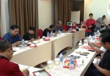 Faber-Castel Tantang Jurnalis Bali Melukis di Papan Kayu