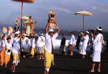 Pengempon Pura Tangkas Kori Agung Desa Akah, Klungkung Menggelar Upacara Melasti di Pura Watu Klotok