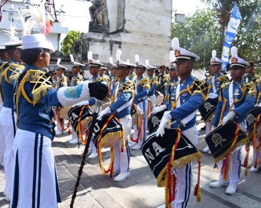 Penampilan Drum Band Genderang Suling Gita Jala Taruna AAL Pukau Perhatian Wisatawan Pantai Kuta