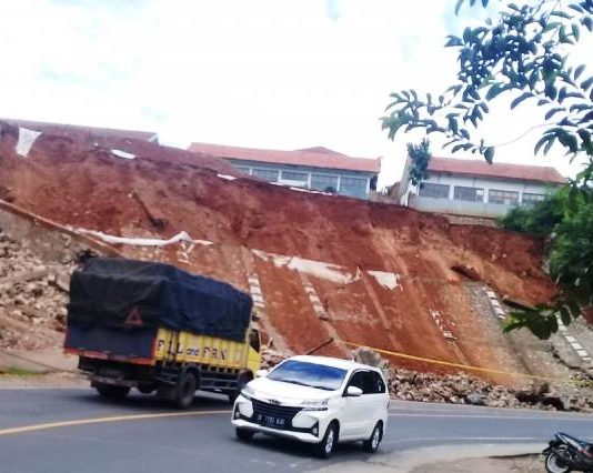 Tembok Penahan Tebing Roboh Pascagempa M 4,9 Garut