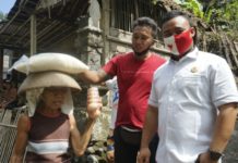 Anggota Dewan Berbagi 400 Paket Sembako untuk Lansia dan Warga Miskin