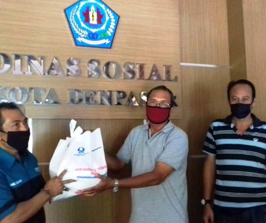 Peduli Pedagang Pasar Rakyat, Hiswana Migas Bali dan Pertamina Beri Bantuan Sembako dan Face Shield