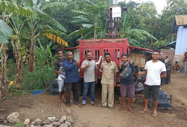 Kepala Desa Wolokelibang, Angsei Mus Sili bersama warga di depan lokasi Combat Telkomsel-640x436
