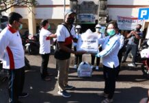 Pemkab Klungkung Bagikan 1000 Masker di Pasar Umum Galiran