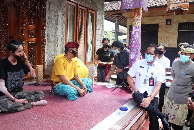 Wabup Bantu Masyarakat (6)