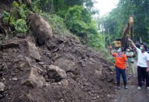 Tinjau Longsor, Bupati Tugaskan Instansi Terkait Melakukan Penanganan di Bukit Abah