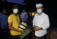 Bupati Klungkung Serahkan Sarana Bola Voli di Batukandik