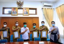 Bupati Klungkung Serahkan Sertifikat Deklarasi Desa Open Defecation Free