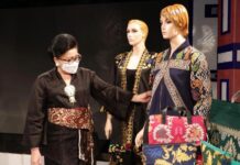 Lestarikan Wastra Tradisional, Ny Putri Koster Ajak Masyarakat Gunakan Produk Asli Buatan Perajin