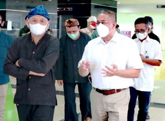 Menteri Koperasi dan UKM Teten Masduki bersama M. Feriadi Soeprapto Presiden Direktur JNE