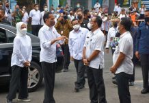 Walikota Denpasar Dampingi Presiden Joko Widodo Serahkan Bantuan Sosial di Pasar Kreneng