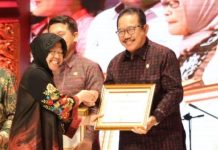 Gubernur Bali Terima Penghargaan Dedikasi Dalam Pengabdian Sosial dan Kemanusiaan dari Menteri Sosial Republik Indonesia