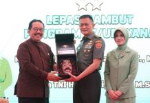 Pisah Sambut Pangdam IX/Udayana, Cok Ace Serahkan Topeng Patih ke Mayjen TNI Sonny Aprianto