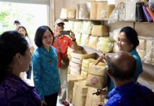 Pj Ketua Dekranasda Provinsi Bali Sambangi Pengrajin Bambu Khas Bangli