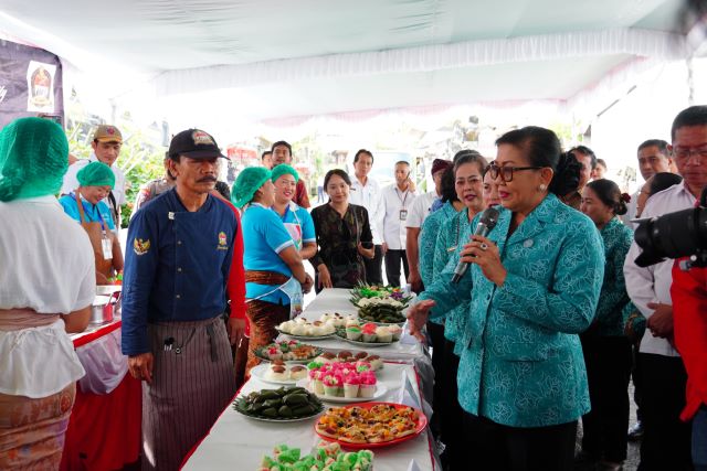 Ketua TP PKK Provinsi Bali, Ny. Putri Suastini Koster