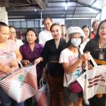 Pemkot Denpasar Bagikan 300 Tas Belanja Ramah Lingkungan Kepada Masyarakat di Pasar Sanglah