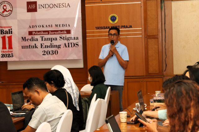 Koordinator Program AHF Indonesia - Nana Widiestu salah satu pembicara di Yayasan kerti praja dlm pelatihan (11-10) (4)