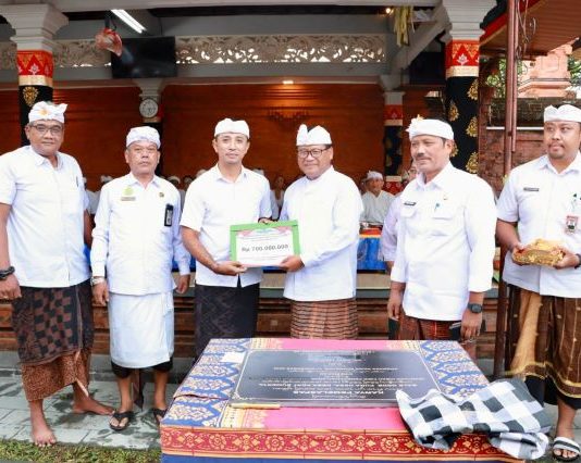 Sekda Denpasar Alit Wiradana Hadiri Karya Melaspas di Pura Desa Adat Sumerta