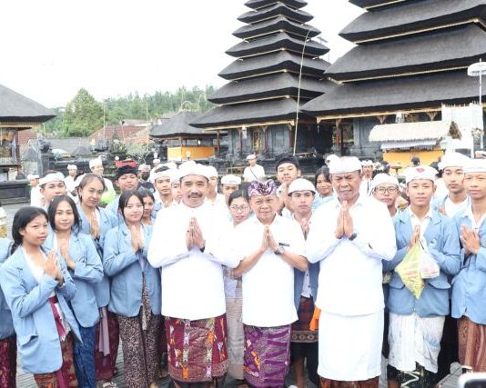 Haluan Pembangunan Bali 100 Tahun Resmi Dijalankan, Gubernur Koster Matur Piuning di Besakih