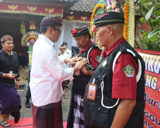 Wali Kota Jaya Negara Hadiri Pengukuhan 109 Pecalang Desa Adat Sumerta