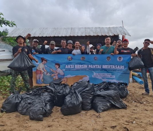IWO Bali Gelar Aksi Bersih Pantai Mertasari, Libatkan BPN hingga Imigrasi