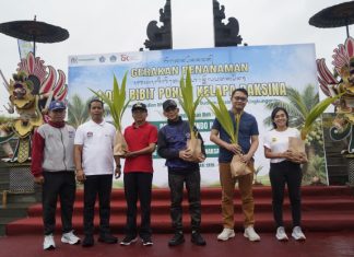 Bupati Klungkung Dampingi Gubernur Bali Tanam 1.000 Kelapa Daksina di Embung Tukad Unda