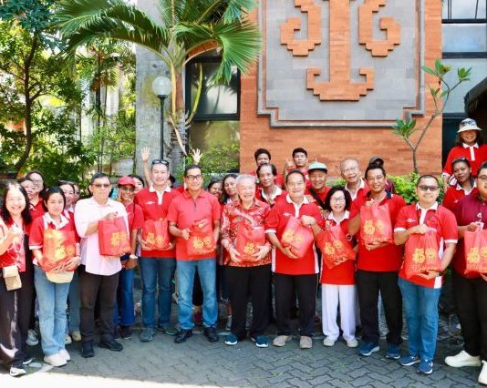 Sekda Eddy Mulya Hadiri Aksi Sosial Imlek, 1.200 Paket Sembako Dibagikan di Denpasar