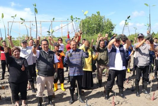Koster Apresiasi Gerakan Tanam Mangrove Kemendagri, Soroti Ancaman Abrasi di Bali
