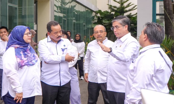 MenakerNyawaPekerjaTakBolehJadiTaruhan,BalaiK3HarusCegahKecelakaanKerja-3_copy_576x344