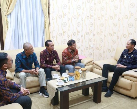 Wabup Tjok Surya Dukung HUT ke-7 Forum BPD, Tegaskan Peran Strategis dalam Tata Kelola Desa